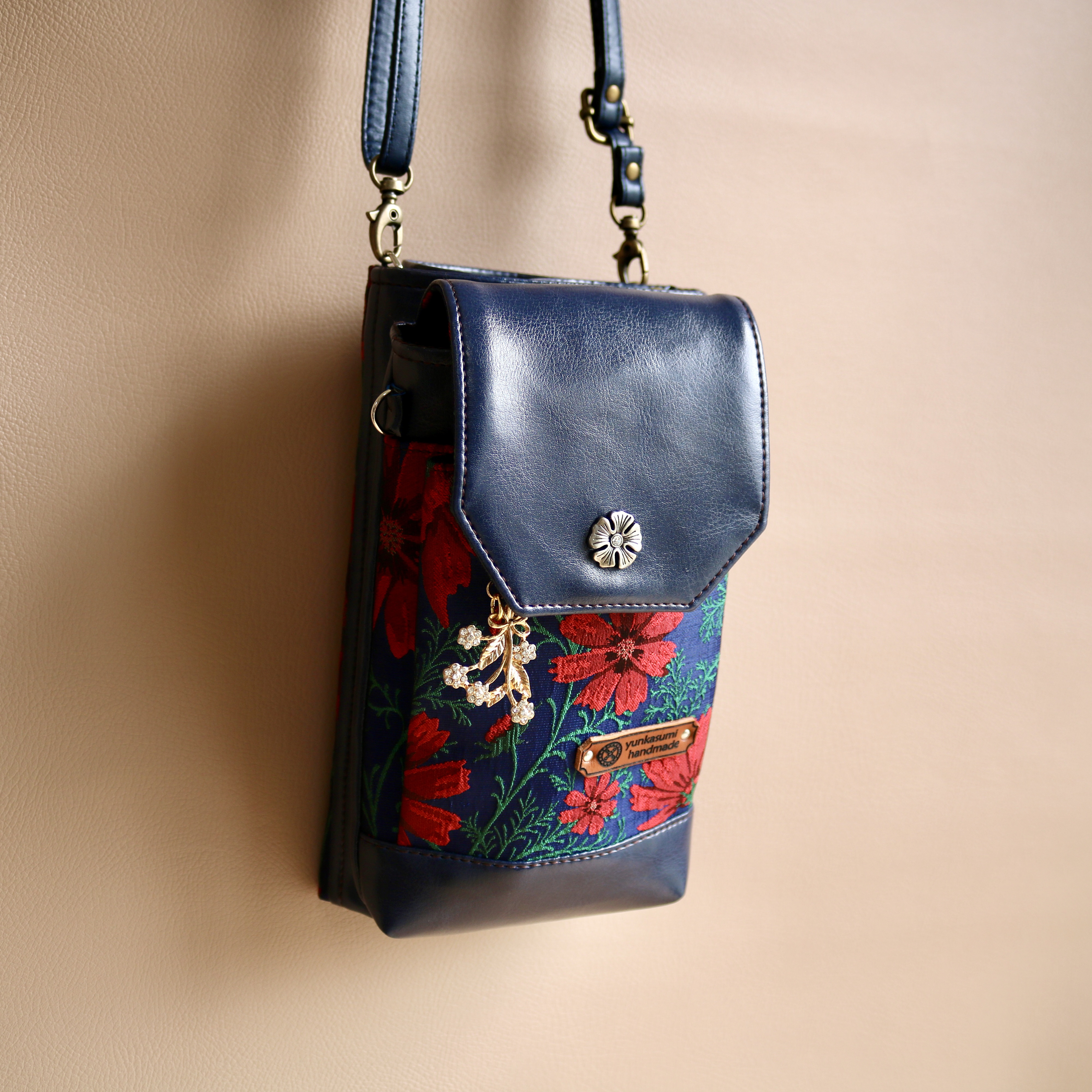 二つ折りにするとコンパクトになる2wayスマホポシェット　ネイビー&コスモス