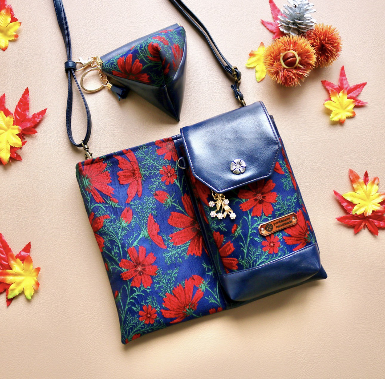 二つ折りにするとコンパクトになる2wayスマホポシェット　ネイビー&コスモス