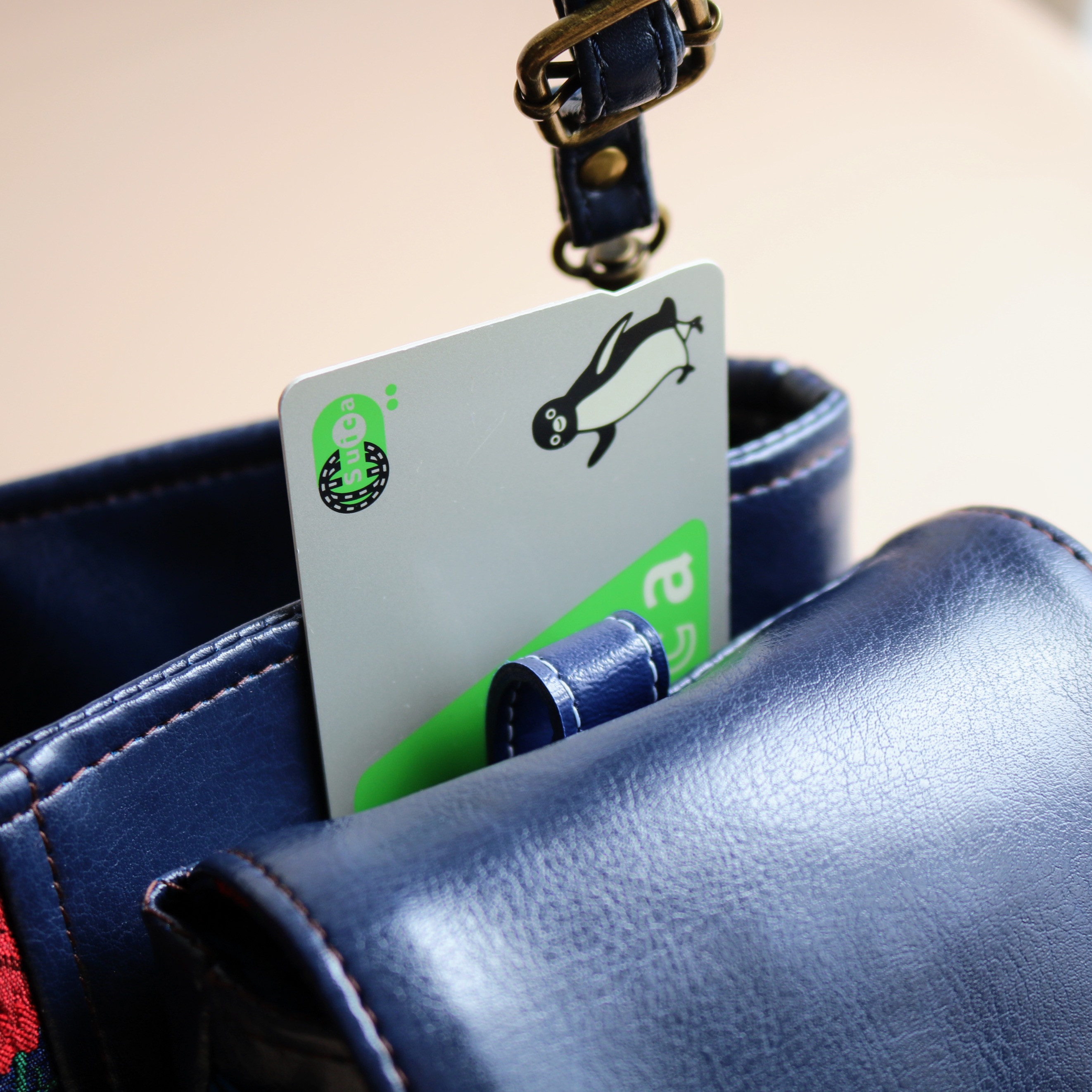 二つ折りにするとコンパクトになる2wayスマホポシェット　ネイビー&コスモス