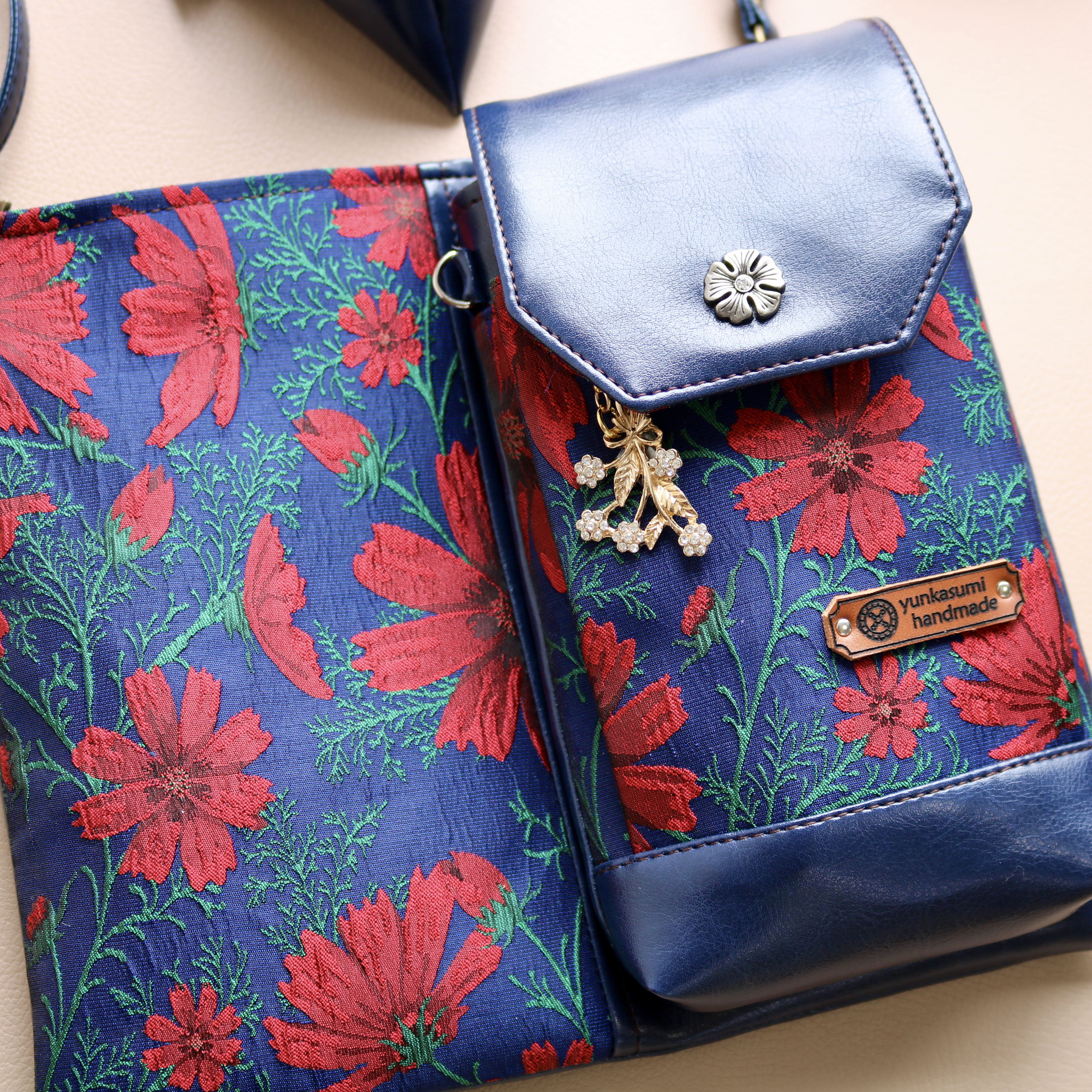 二つ折りにするとコンパクトになる2wayスマホポシェット　ネイビー&コスモス
