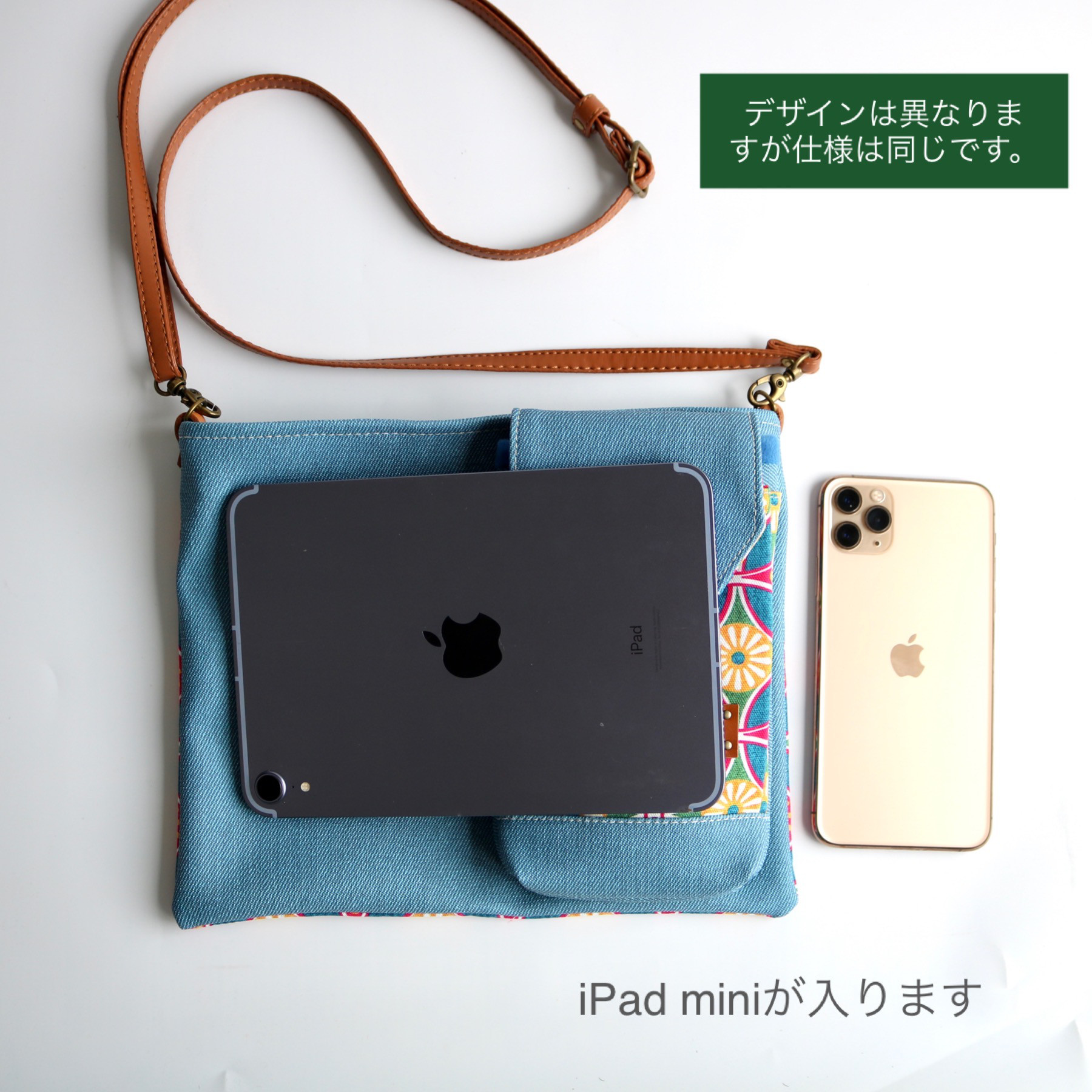 二つ折りにするとコンパクトになる2wayスマホポシェット　ネイビー&コスモス