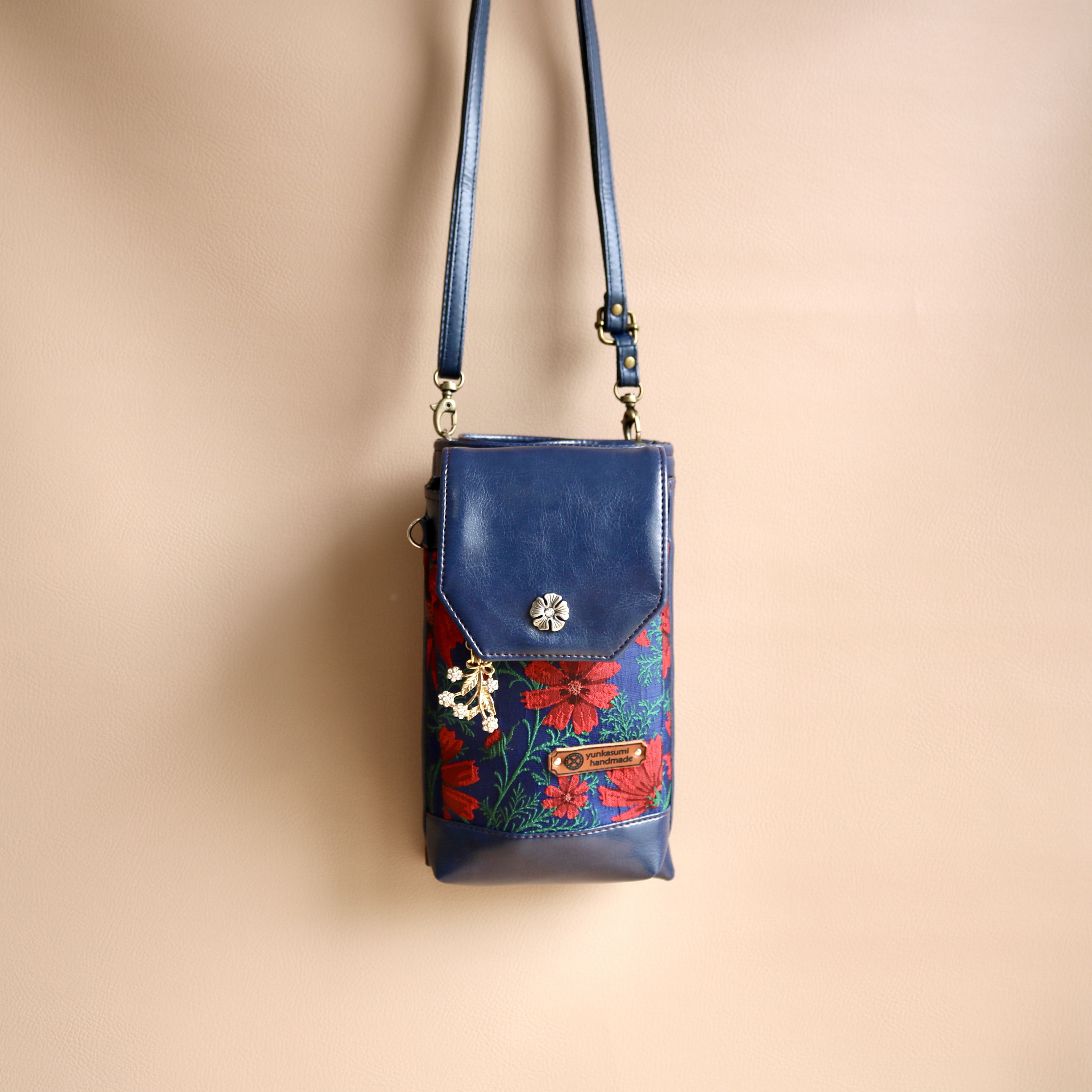 二つ折りにするとコンパクトになる2wayスマホポシェット　ネイビー&コスモス