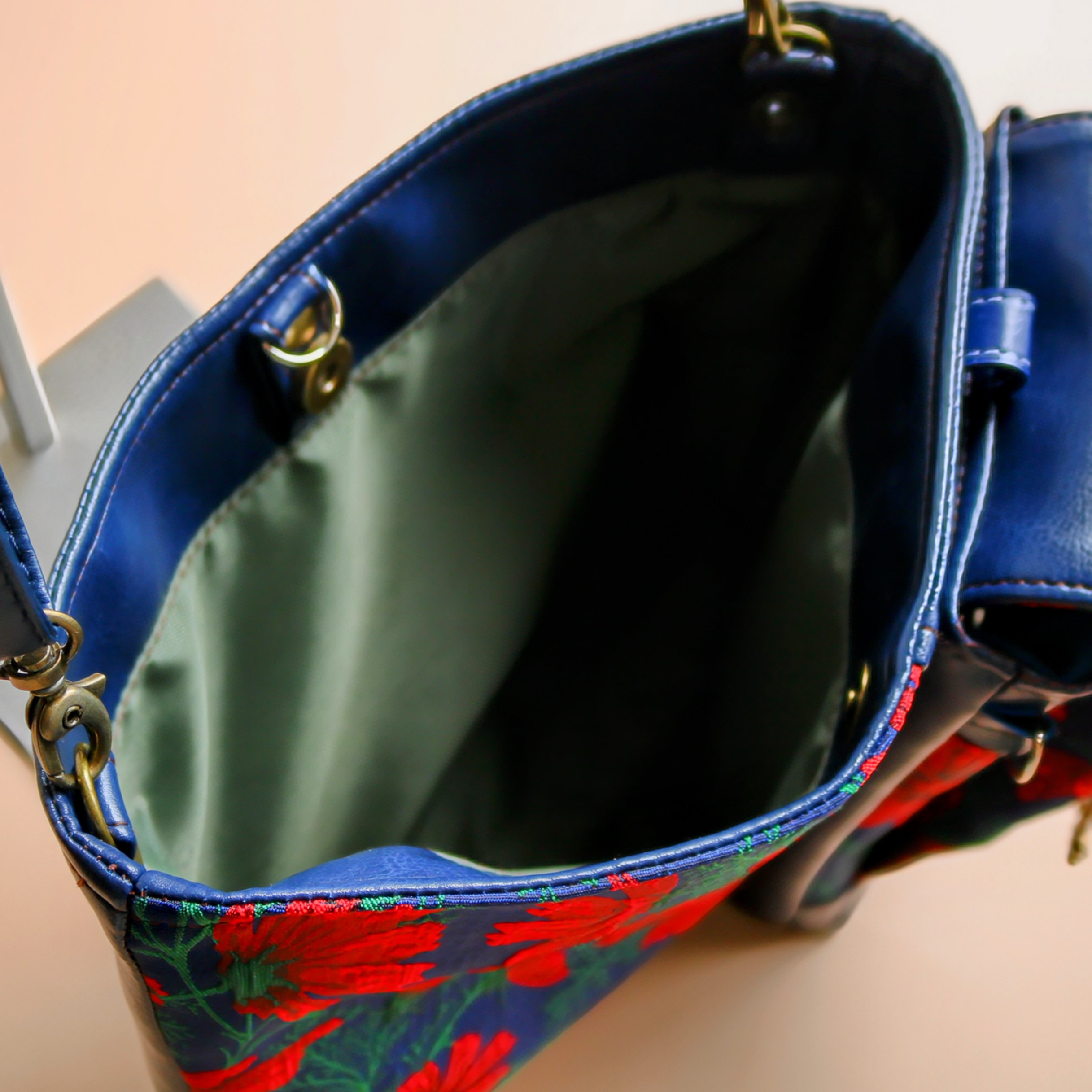 二つ折りにするとコンパクトになる2wayスマホポシェット　ネイビー&コスモス