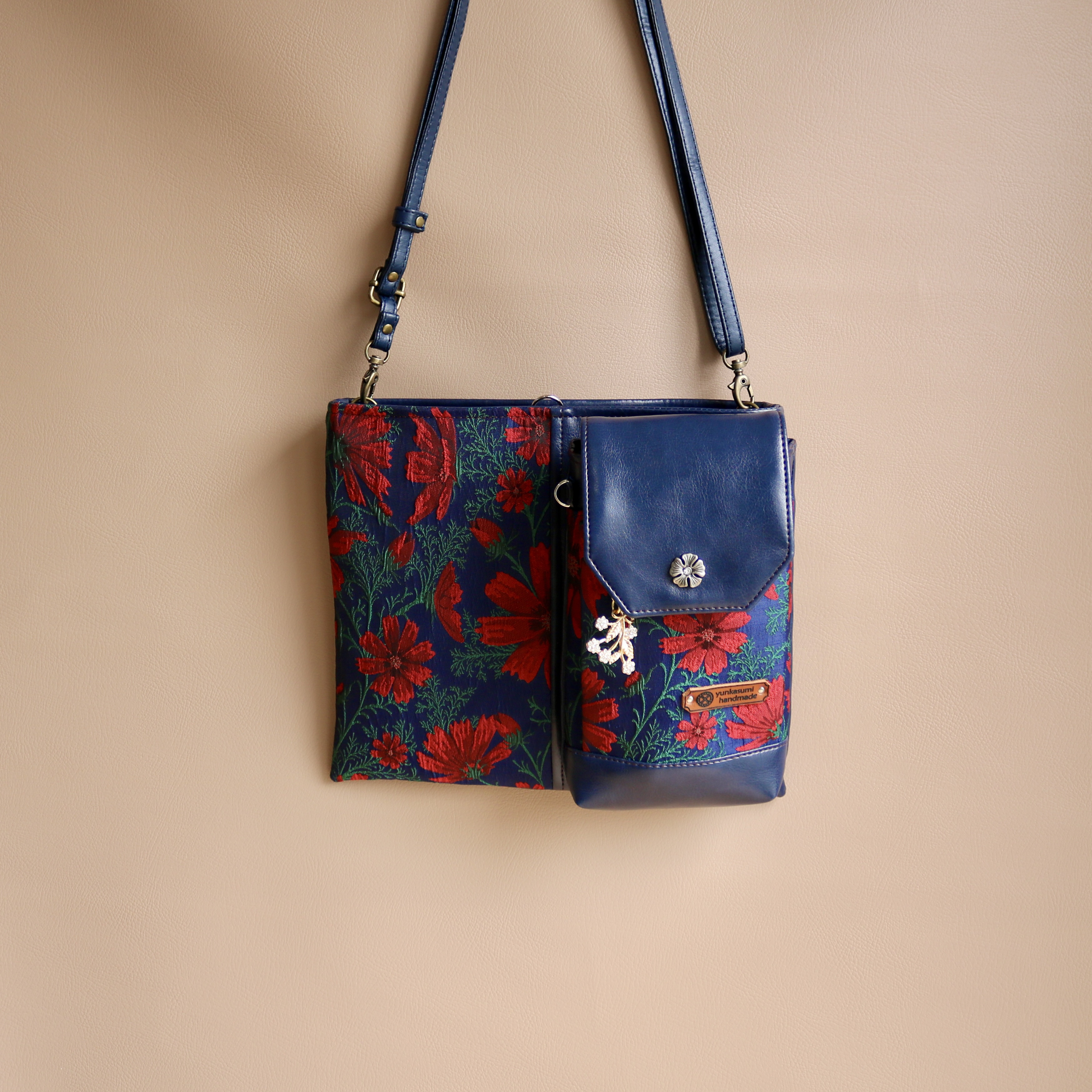 二つ折りにするとコンパクトになる2wayスマホポシェット　ネイビー&コスモス