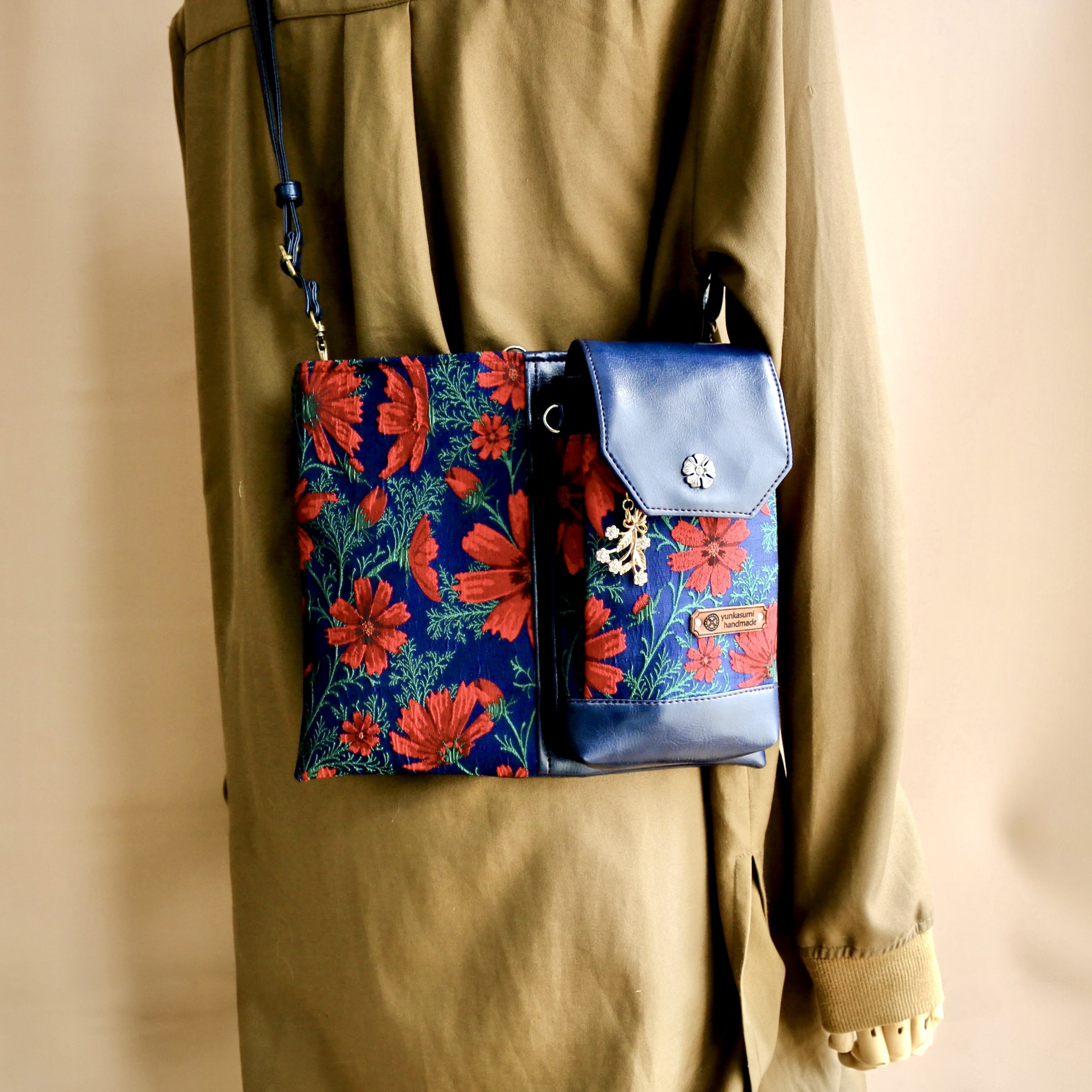 二つ折りにするとコンパクトになる2wayスマホポシェット　ネイビー&コスモス