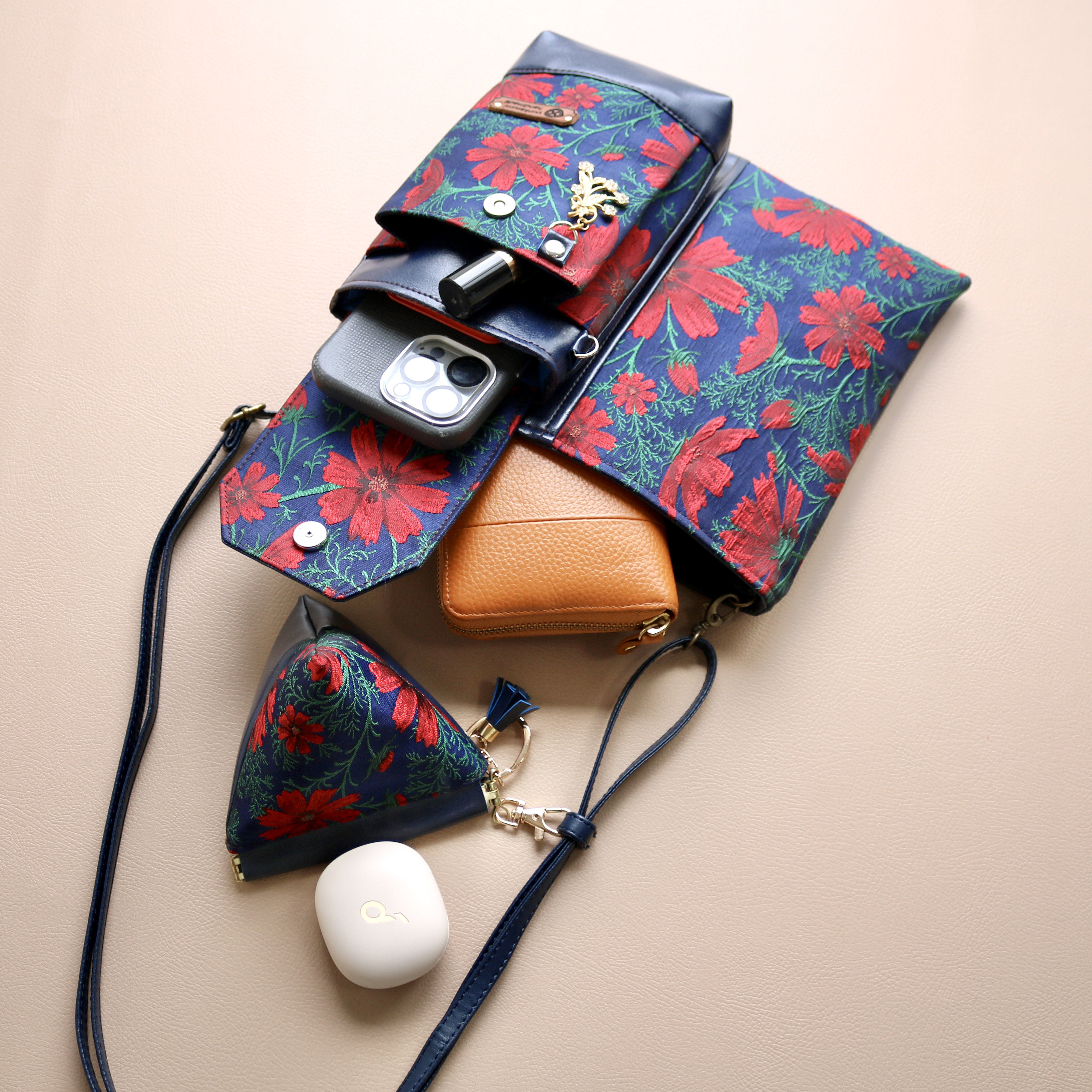 二つ折りにするとコンパクトになる2wayスマホポシェット　ネイビー&コスモス