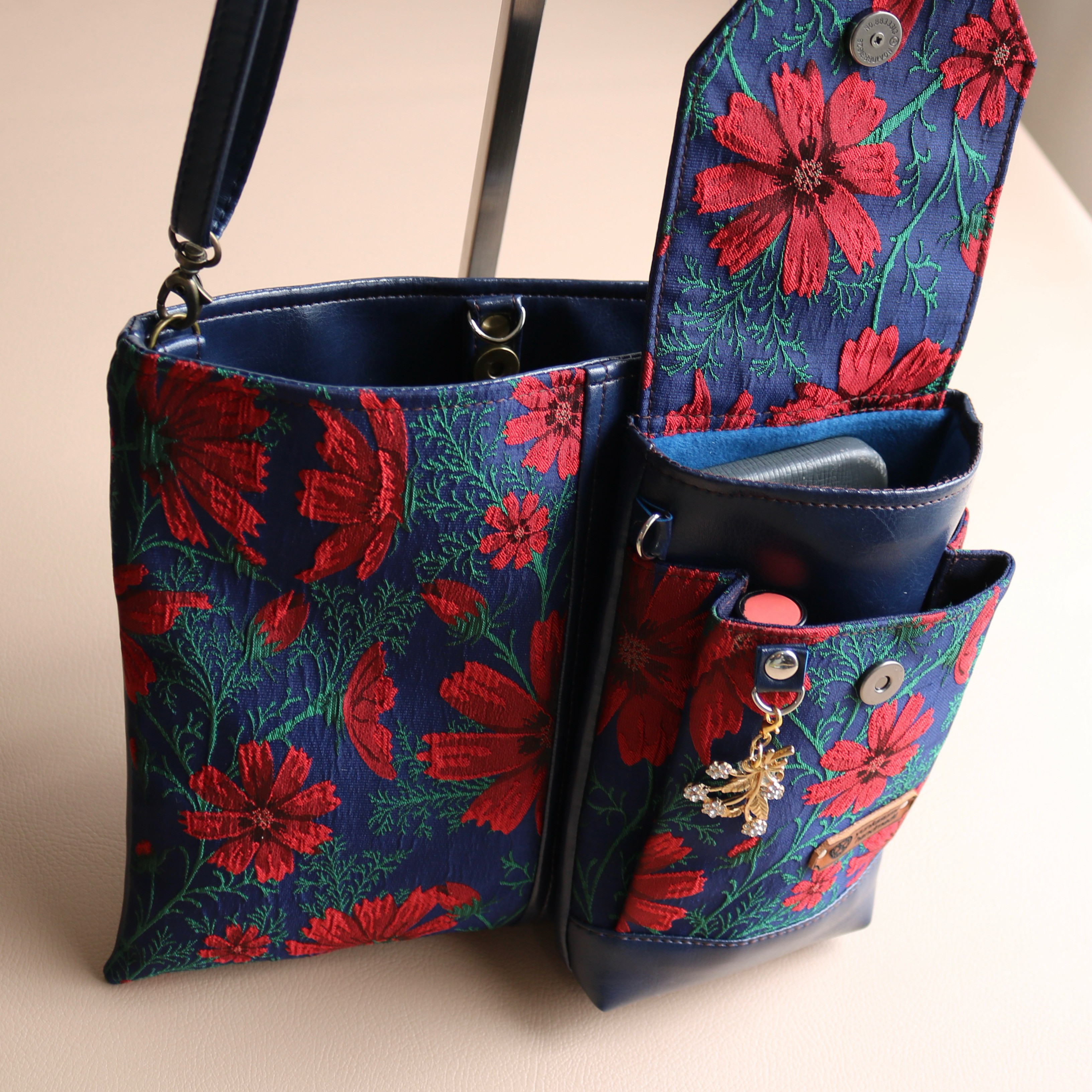 二つ折りにするとコンパクトになる2wayスマホポシェット　ネイビー&コスモス