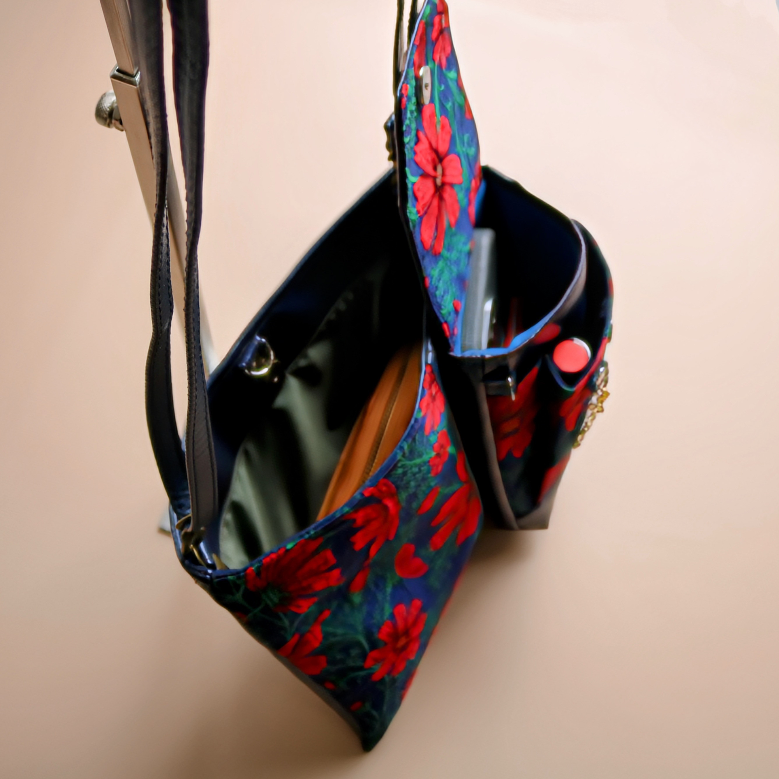 二つ折りにするとコンパクトになる2wayスマホポシェット　ネイビー&コスモス