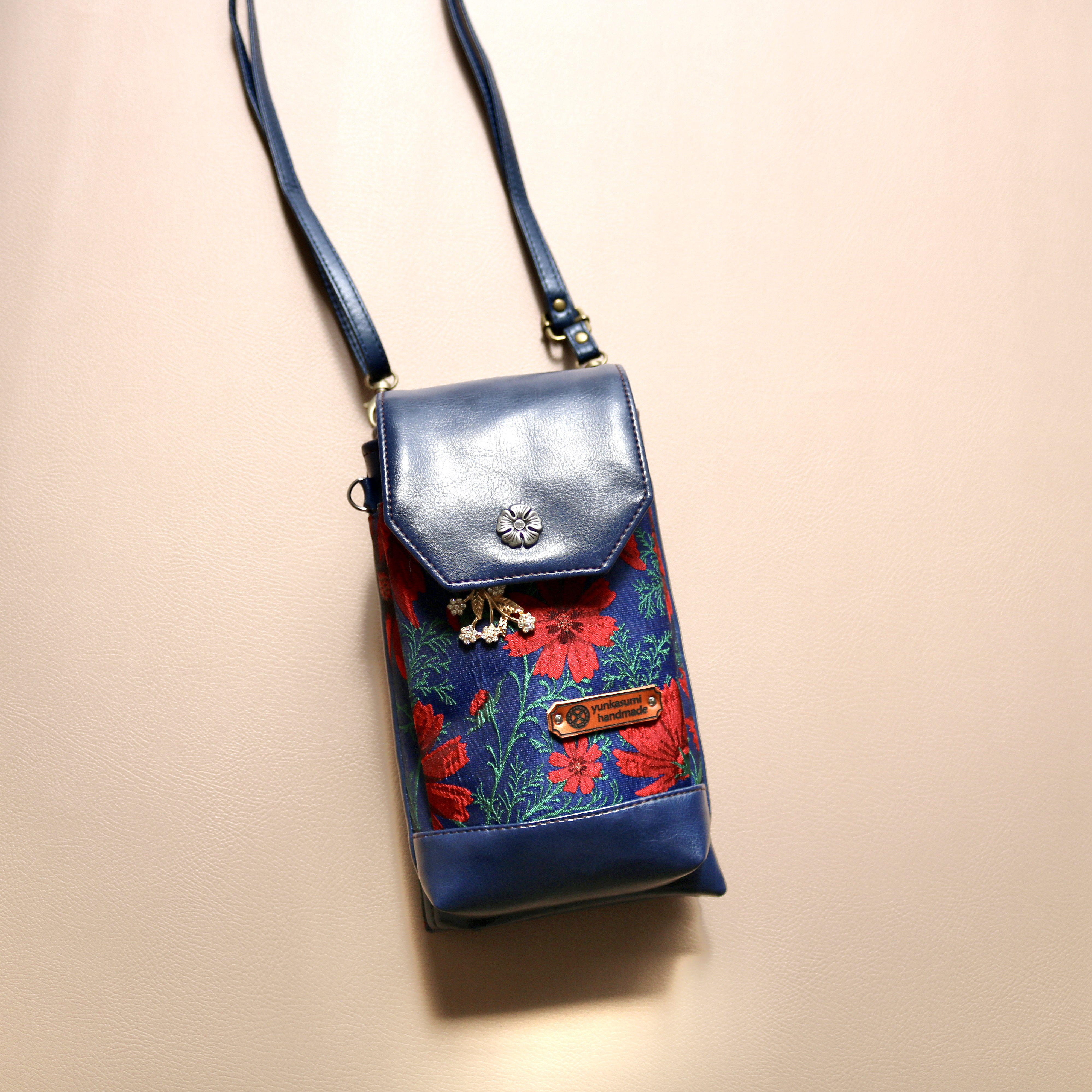 二つ折りにするとコンパクトになる2wayスマホポシェット　ネイビー&コスモス