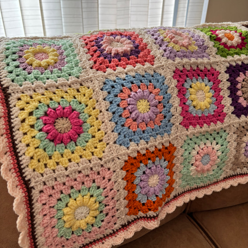 手編みブランケット/花モチーフ/グラニースクエア/カラフル/かぎ針編み/ 手編みブランケット/花モチーフ/グラニースクエア/カラフル/かぎ針編み