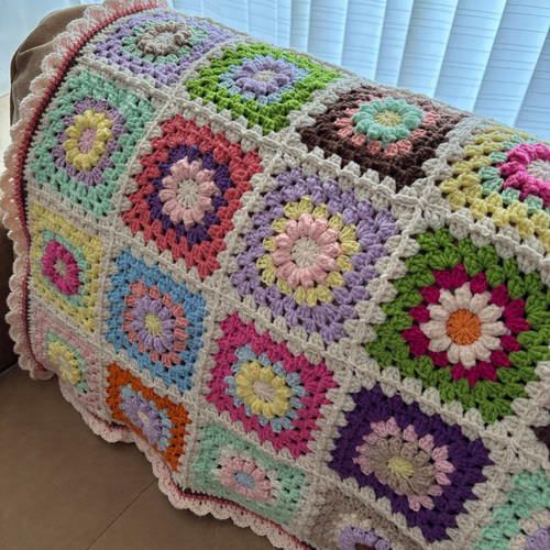 お花の手編みブランケット★カラフル★グラニースクエア★かぎ針編み 手編みブランケット/花モチーフ/グラニースクエア/カラフル