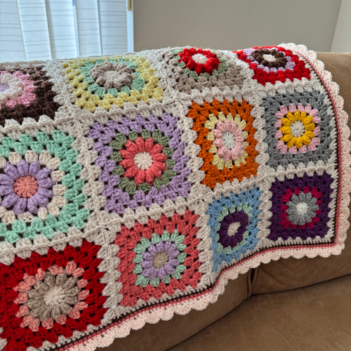 手編みブランケット/花モチーフ/グラニースクエア/カラフル/かぎ針編み
