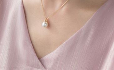 【ルミナ】9-10mm南洋白蝶真珠ネックレス 18Kゴールドダイヤモンドペンダント付き ピラミッドシリーズ 立体デザイン 繊細な