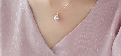 【ルミナ】9-10mm南洋白蝶真珠ネックレス 18Kゴールドダイヤモンドペンダント付き ピラミッドシリーズ 立体デザイン 繊細な