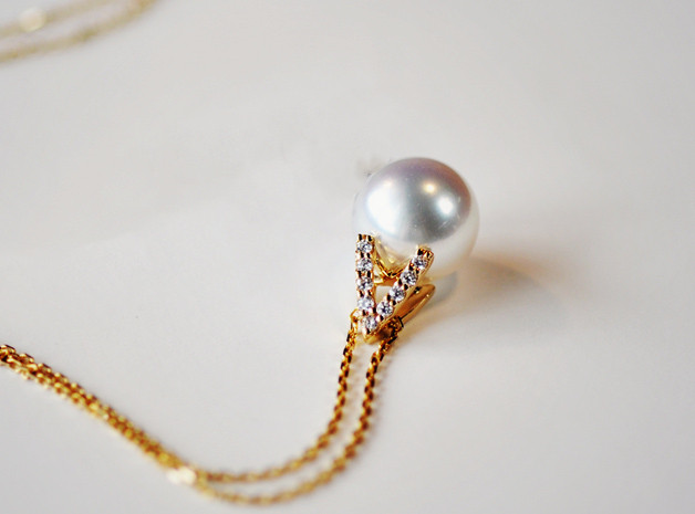 【ルミナ】9-10mm南洋白蝶真珠ネックレス 18Kゴールドダイヤモンドペンダント付き ピラミッドシリーズ 立体デザイン 繊細な