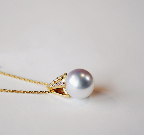 【ルミナ】9-10mm南洋白蝶真珠ネックレス 18Kゴールドダイヤモンドペンダント付き ピラミッドシリーズ 立体デザイン 繊細な
