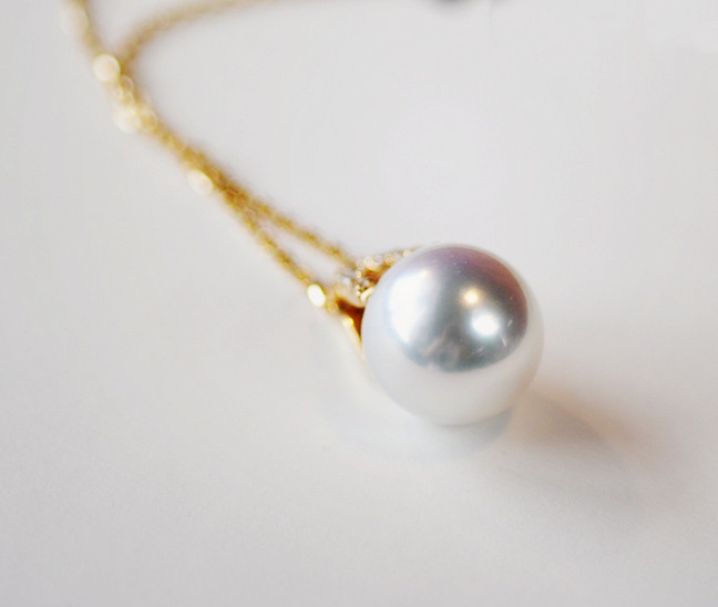 【ルミナ】9-10mm南洋白蝶真珠ネックレス 18Kゴールドダイヤモンドペンダント付き ピラミッドシリーズ 立体デザイン 繊細な