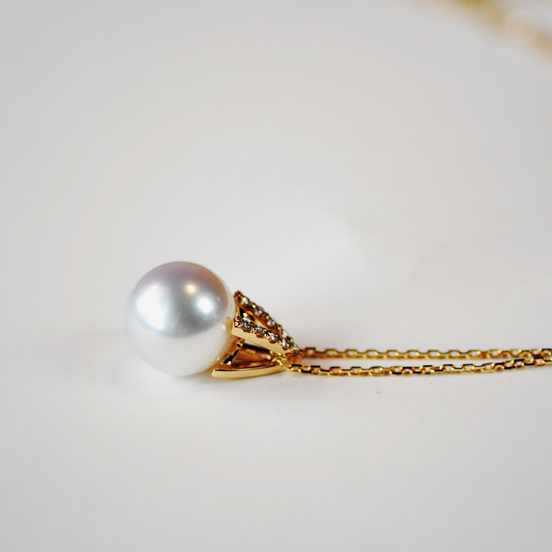 【ルミナ】9-10mm南洋白蝶真珠ネックレス 18Kゴールドダイヤモンドペンダント付き ピラミッドシリーズ 立体デザイン 繊細な