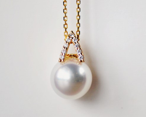 【ルミナ】9-10mm南洋白蝶真珠ネックレス 18Kゴールドダイヤモンドペンダント付き ピラミッドシリーズ 立体デザイン 繊細な
