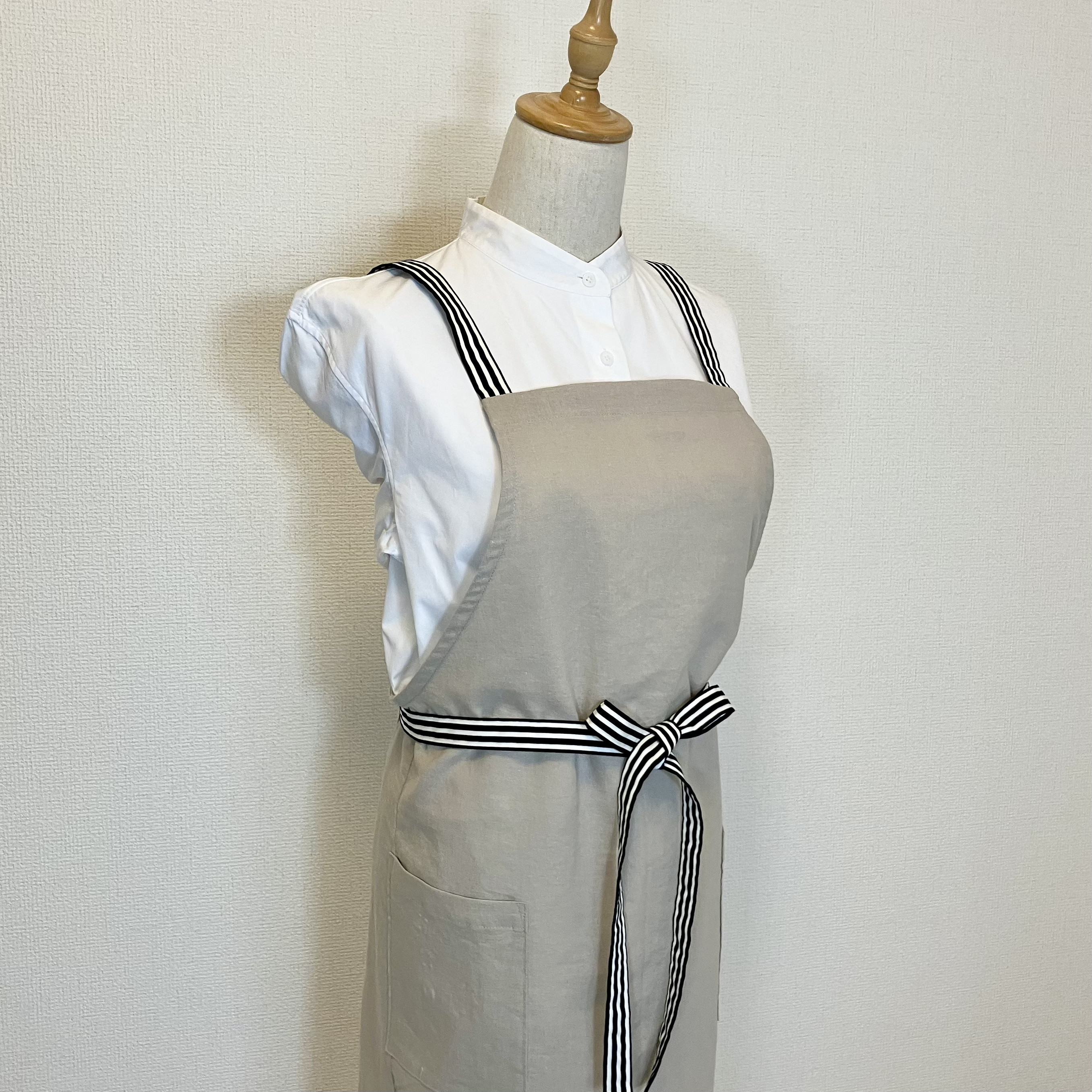 ハーフリネンエプロン　肩紐クロス《グレージュ×白黒ストライプ》肩が凝らないエプロン