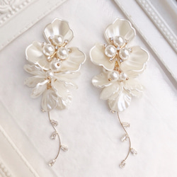 大ぶりホワイトフラワー＊ジルコニアチャーム✨花びらピアス 2枚目の画像
