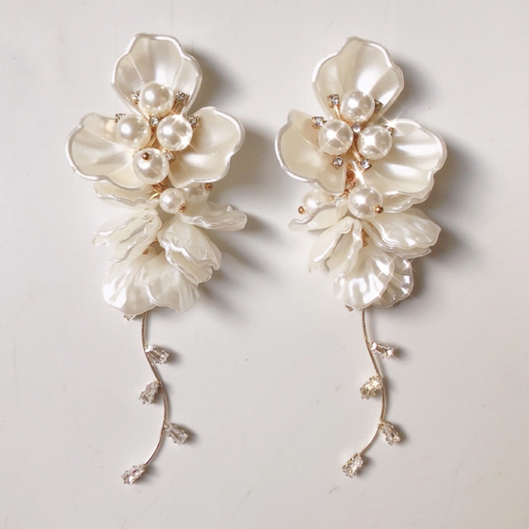 大ぶりホワイトフラワー＊ジルコニアチャーム✨花びらピアス 4枚目の画像
