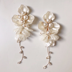 大ぶりホワイトフラワー＊ジルコニアチャーム✨花びらピアス 3枚目の画像