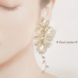 大ぶりホワイトフラワー＊ジルコニアチャーム✨花びらピアス 5枚目の画像