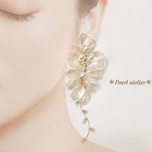 大ぶりホワイトフラワー＊ジルコニアチャーム✨花びらピアス 5枚目の画像
