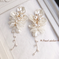 大ぶりホワイトフラワー＊ジルコニアチャーム✨花びらピアス 1枚目の画像
