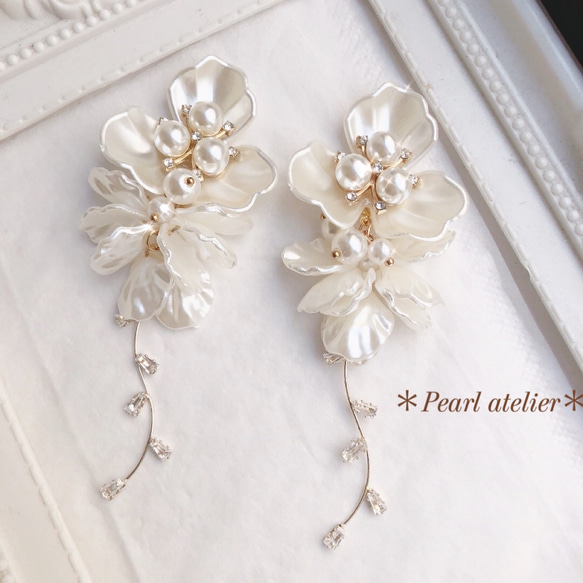 大ぶりホワイトフラワー＊ジルコニアチャーム✨花びらピアス 1枚目の画像