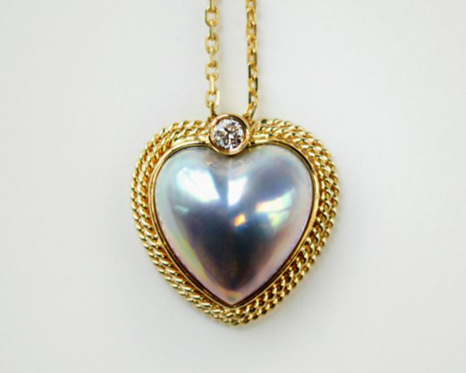 【ルミナ】12-12.5mm 日本製オーロラブルーマベ真珠ネックレス 18Kゴールドダイヤモンドペンダント ツイストハートシリー