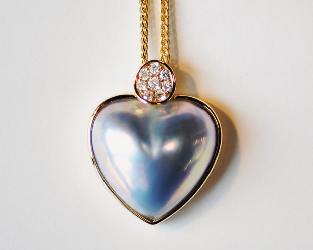 【Lumina】希少な14-15mmの日本製ハート型オーロラブルーマベパールネックレス。18Kゴールドダイヤモンドペンダント付き