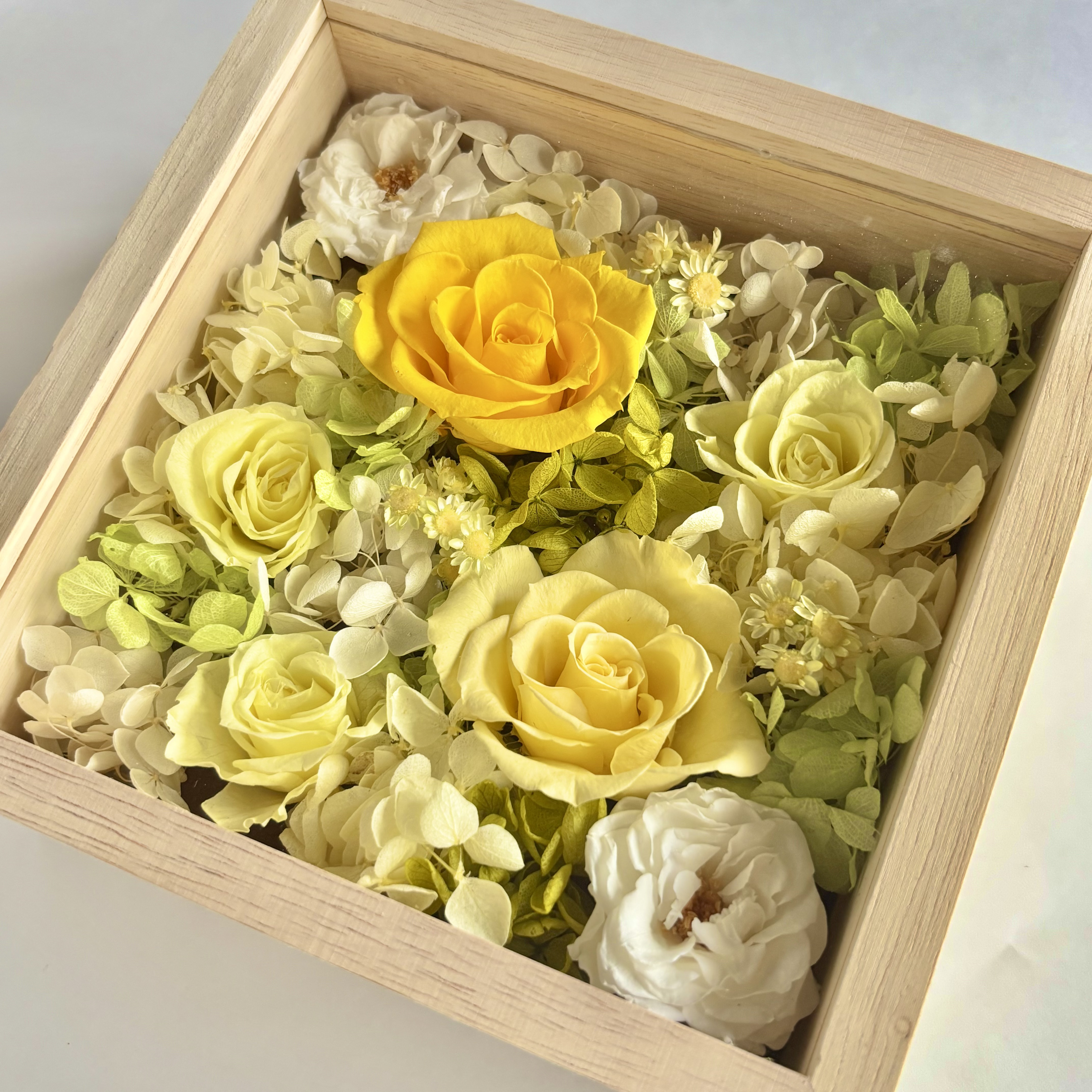 ボックスフレームのアレンジメント　プリザーブドフラワー　フラワーボックス　イエロー　お祝い　母の日　敬老の日　お見舞い