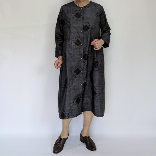 着物リメイク　Ｌサイズ　本場大島紬ロールカラー前あきワンピース 着物リメイク372 花柄ロングワンピース ロールカラーワンピ A