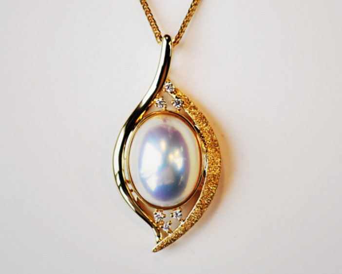 【ルミナ】11x14mm 希少な日本製オーロラホワイトオーバルマベパールネックレス、18Kゴールドダイヤモンドペンダント、輝く光