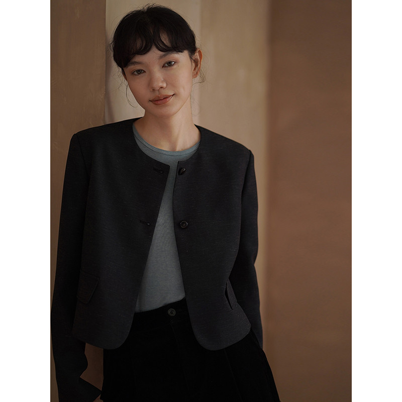 リネン風素材ジャケット　くびれ感のあるショートブレザー　ラウンドネックでシンプル　ネイビー S-XL#763