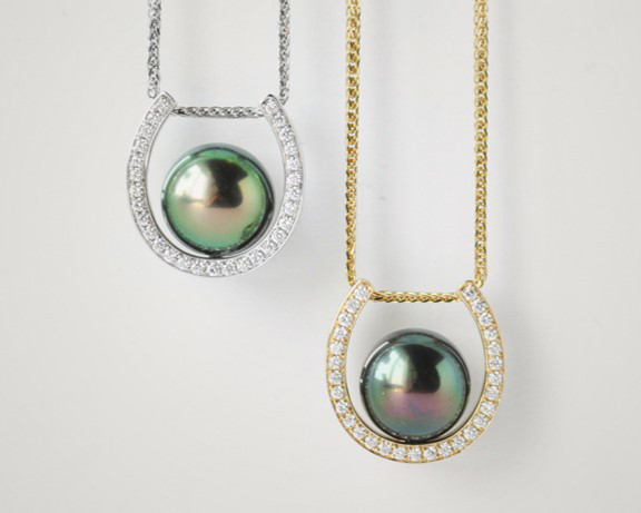 【ルミナ】8-9mm タヒチ産天然海水黒蝶真珠ネックレス 18金 PT900 プラチナ ダイヤモンドペンダント 馬蹄型シリーズ