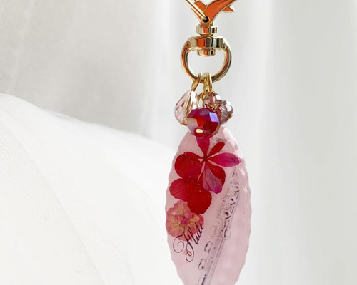 2752】フルート ほんのり桃色キーホルダー 赤アナベル入りハート