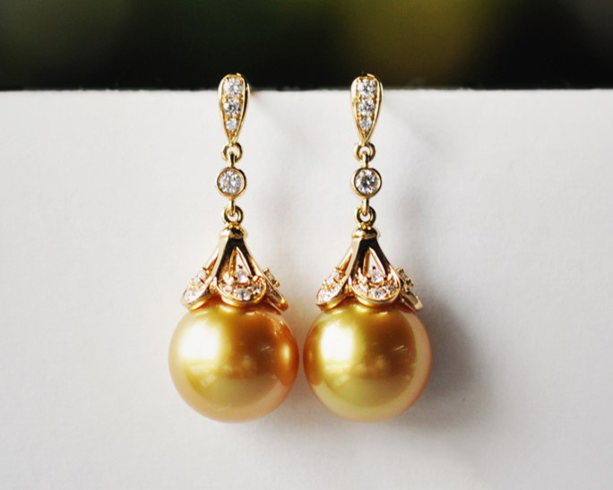 【ルミナ】10～11mmの高品質天然南洋真珠イヤリング、18Kゴールドとダイヤモンド、エレガントで多用途、普段使いに最適、ドレス