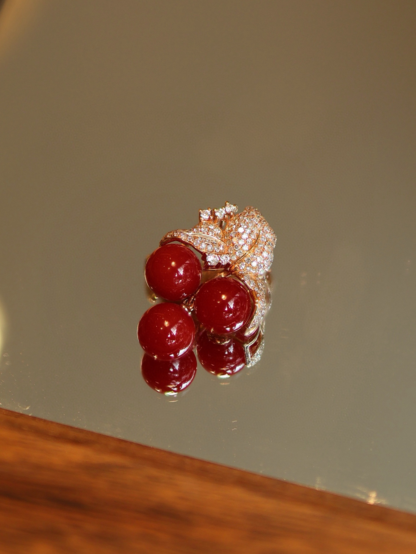 「ぶどう」 K18ピンクゴールド　天然血赤サンゴ 珊瑚 天然ダイヤモンド　情熱　3月誕生石   ブローチ　ペンダントのみ