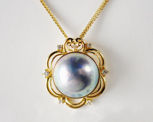 【Lumina】12-13mm天然の奄美島オーロラブルーマベ真珠ペンダント、18Kゴールド、ダイヤモンド付き、まばゆいコレクショ