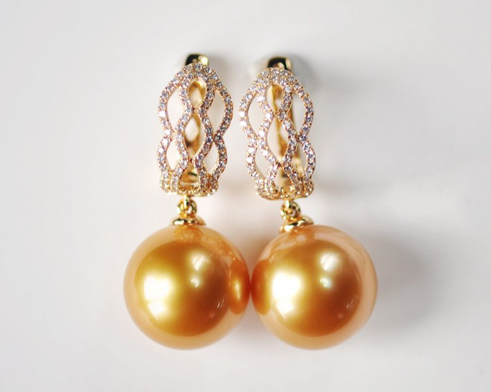 【Lumina】Shuyingコレクションより、12～13mm天然南洋ゴールデンパールイヤリング。18Kゴールドにダイヤモンドを