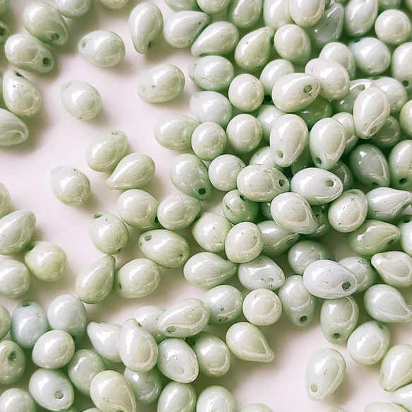 チェコ ビーズ ドロップ 5x7mm 20個 チョーク ホワイト グリーン ラスター ppnalia 1枚目の画像