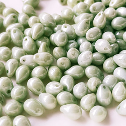 チェコ ビーズ ドロップ 5x7mm 20個 チョーク ホワイト グリーン ラスター ppnalia 2枚目の画像