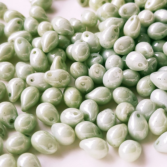 チェコ ビーズ ドロップ 5x7mm 20個 チョーク ホワイト グリーン ラスター ppnalia 2枚目の画像