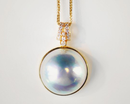 【ルミナ】15-16mm 天然日本産 奄美諸島産 シルバーブルーマベ真珠ペンダントトップ 18Kゴールド ダイヤモンドネックレス