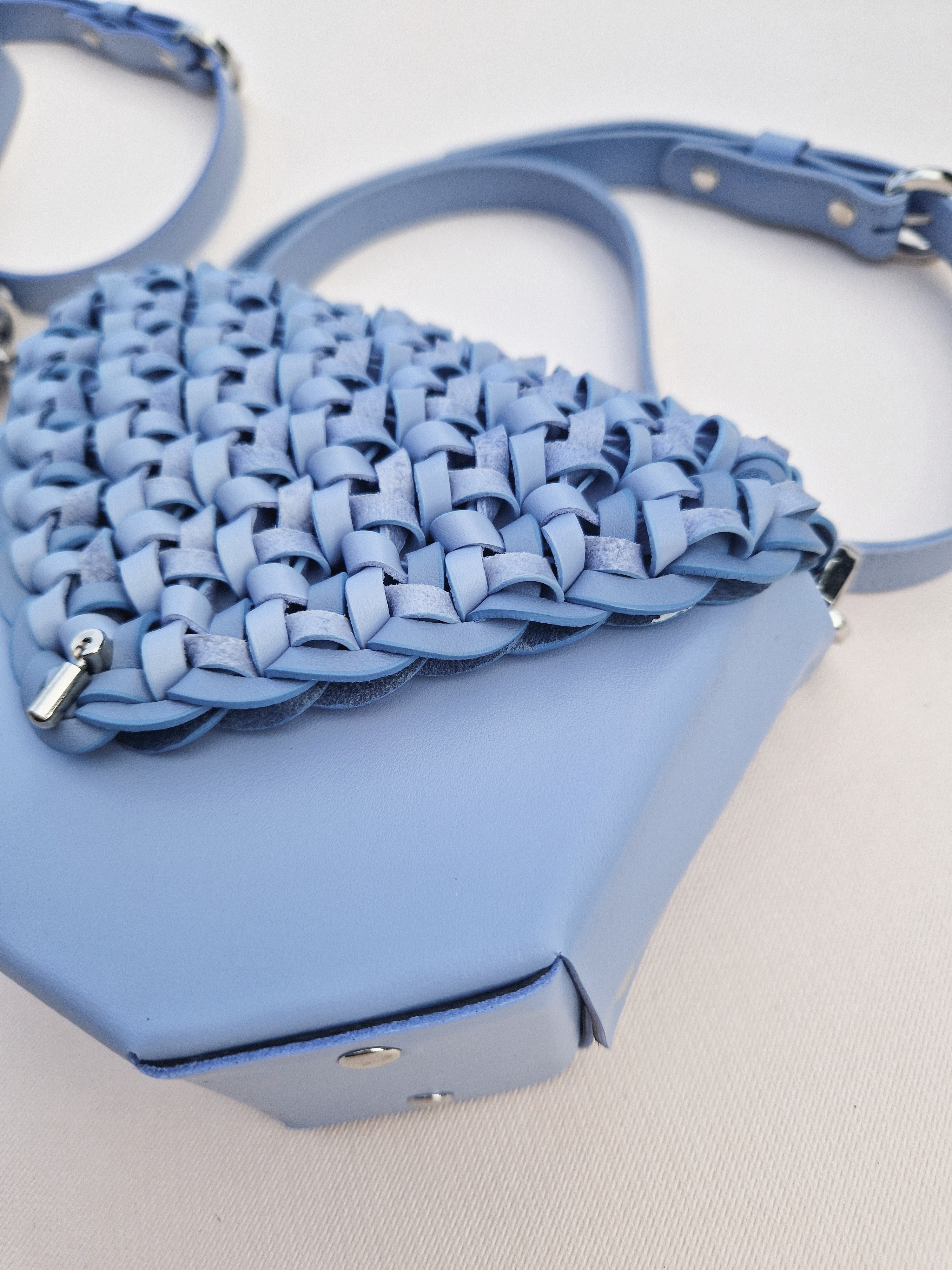 ベビーブルー本革クラッチバッグ｜二色編み込みの特別デザイン