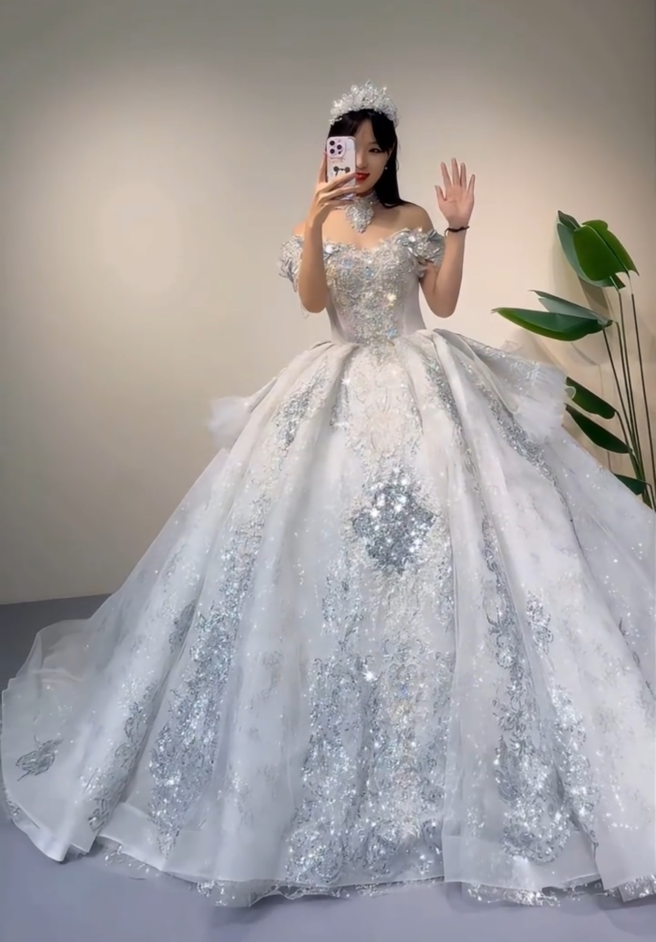 可愛いウェディングドレス　プリンセスライン　ボリューム　たっぷりな刺繍　二の腕カバー　ラッフルスカート花嫁海外挙式お呼ば