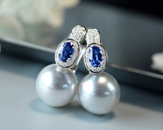 【ルミナ】10～11mm 天然南洋オーストラリア産ホワイトパールイヤリング 18Kゴールドとサファイアセット - エレガントで魅